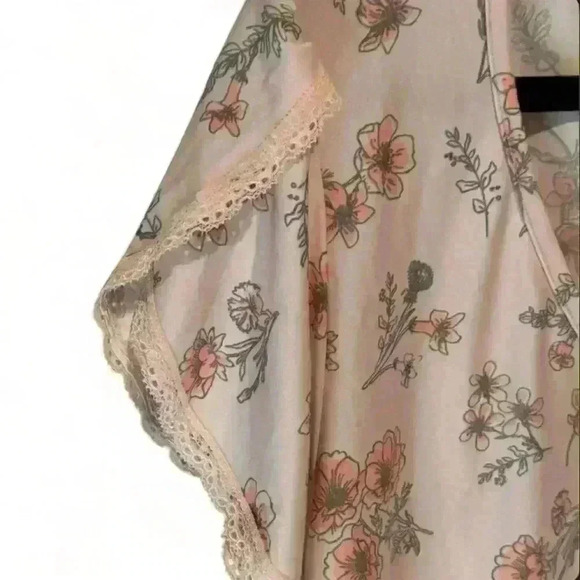 Marilyn Monroe Women's Floral V-Neck Blouse Pink Size M Casual Spring - Picture 2 of 4